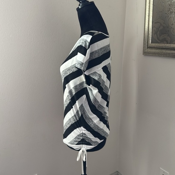 White House Black Market Asymmetrical ruched sides cap sleeves v neck top Sz XXS - Picture 2 of 4